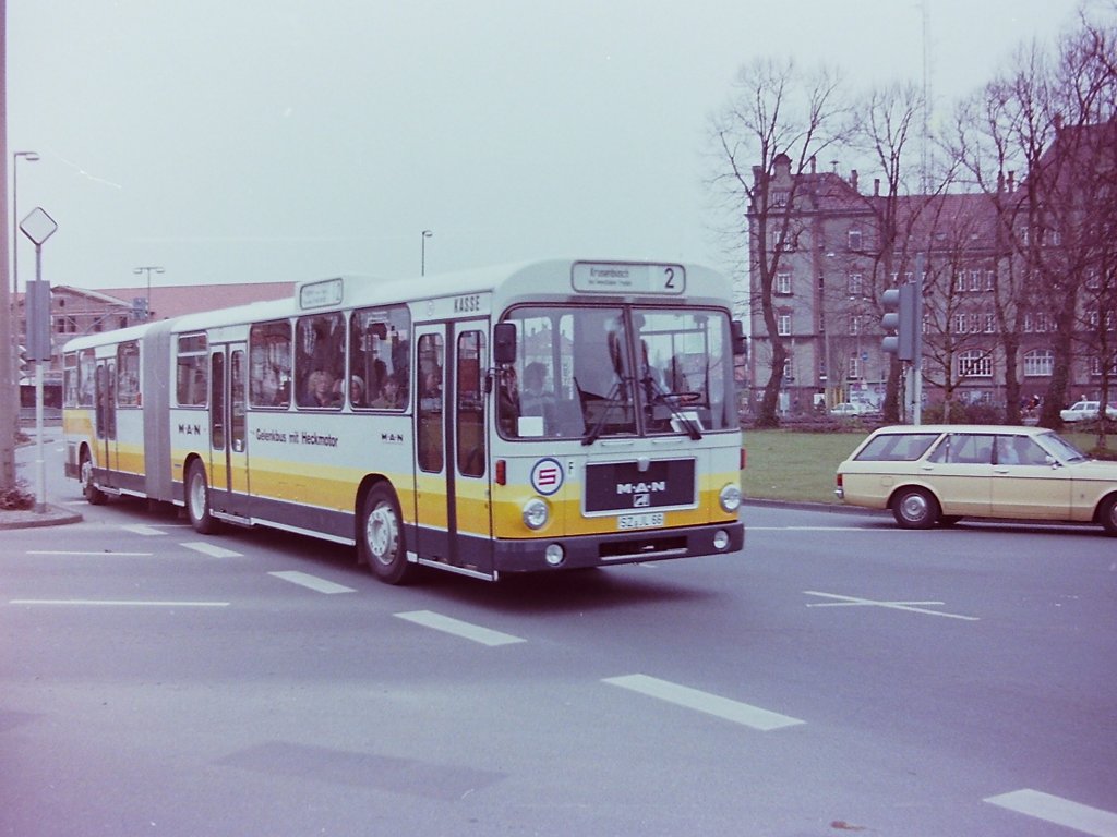 1983. Bevor in diesem Jahr neue Busse angeschafft wurden, erhielten die OVB Pekol zunchst die Gelegenheit ein paar Vorfhrwagen im Liniennetz einzusetzen. Im Frhjahr 1983 war dieser Gelenkbus von MAN mit der Typenbezeichnung SG 240 H, hier aufgenommen auf den Pferdemarkt, im Einsatz. Der Bus mit dem Kennzeichen SZ-JL 66, trug im Fuhrpark die Nummer 66. MAN wies zwar mit dem Hinweis  Gelenkbus mit Heckmotor  auf den Seiten, auf die besondere Technik dieses Fahrzeuges hin, ...