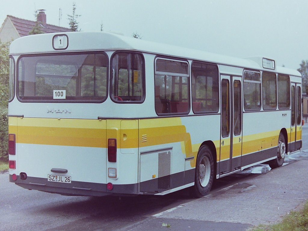 1983. Der Bus mit dem Kennzeichen SZ-JL 26 hatte diesmal die Wagennummer 100 bekommen. Analog zum Kennzeichen, wie bei dem Gelenkbus, die Wagennummer 26 zu vergeben war nicht mglich, da ja bereits ein Bus mit dieser Nummer im Fuhrpark unterwegs war. Der Bus, hier aufgenommen am 30.06.83 an der Endstation der Linie 1 AM STADTRAND, verfgte nicht ber eine Linienanzeige auf der Fahrerseite, dafr aber ber seitliche Heckfenster. Der Auspuff wurde bei dieser Version durch die Motorklappe gefhrt.