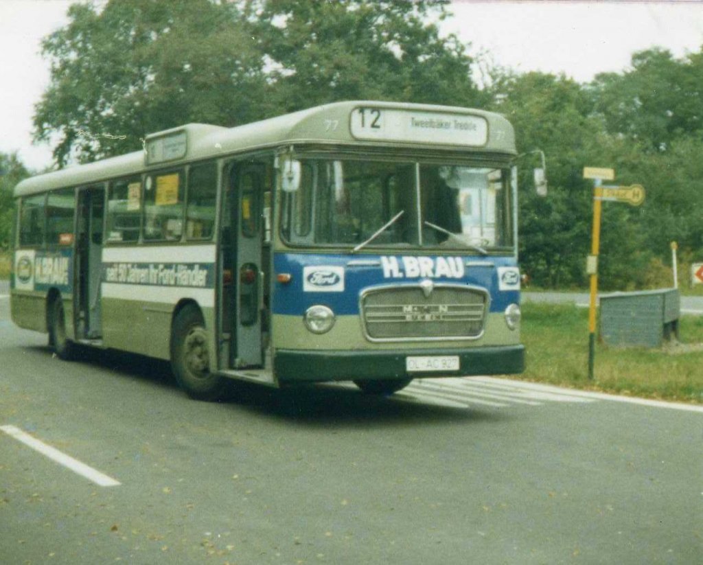 MAN 750 HO-M 11(A). Bereits Ende der 50er entwickelte MAN mit Untersttzung der Firma Krauss-Maffei seinen ersten Omnibus mit Heckmotor. Der Bus hatte ein eigens fr diesen Typ entwickeltes Fahrgestell und war nicht mehr wie sonst blich auf einem LKW-Fahrgestell aufgebaut. Entsprechend seinem geplanten Verwendungszweck als ffentliches Nahverkehrsmittel in Deutschlands Metropolen erhielt er den Beinamen  Metrobus . Die Typenbezeichnung des ersten Metrobusses war 640 HO 1. Sie beinhaltete Daten zu Gewicht (6 Tonnen), Mortorleistung (140 PS), Bauart (Heckmotor) und Lnge (10m). Laut Wikipedia ( http://de.wikipedia.org/wiki/Metrobus_%28Fahrzeugtyp%29 ) wurden von diesem Typ von 1959 bis 1962 inclusive eines Prototypen nur 247 Fahrzeuge gebaut. Spter folgte der 750 HO-M 11 und in der weiteren Entwicklung der 750 HO-M 11A. Das zustzliche  A  stand dabei fr die breiten, mit vier Faltelementen gebauten Einstiegstren. Dieser Bustyp war der Vorlufer zu den spter, auf Basis der Forderungen der VV, gebauten Busse des Standard-Linienbus Typ I. Der Bedarf an Fahrzeugen war enorm. Eigene PKW waren noch wenig verbreitet und die Stdte wuchsen rasant. Auch die Oldenburger Vorortbahnen Pekol bentigten neue Fahrzeuge, um die alten z.T. selbst gebauten Busse abzulsen. Zunchst kamen die Metrobusse des Typ 750 HO-M 11 zum Einsatz. Spter dann Fahrzeuge mit den breiteren Tren. Von 417 im Jahr 1967 produzierten Bussen gingen so 8 Exemplare, die Wagennummern 61-68 nach Oldenburg. 1968 folgten weitere 11 Busse mit den Betriebsnummern 69-79 aus einer Jahresproduktion von 582 Einheiten. Darunter auch der hier abgebildete Wagen 77. Das Foto zeigt den Bus an der damaligen gemeinsamen Endstation der Linien 2 und 12 in Krusenbusch. Die Linie 12 verkehrte zwischen den Stadtteilen Krusenbusch und Bmmerstede (Teelbker Tredde), da die ursprnglich aufgestellte Holzbrcke ber die Gleise des Rangierbahnhofes abgerissen war und die Bmmersteder somit von einer Busverbindung in die Stadt abgeschnitten waren. In diesem Zusammenhang mchte ich mich an dieser Stelle ganz herzlich bei Ralf Petersen bedanken, der die Aufnahme des Busses gemacht hat, und seinem Freund und Nachbarn Thorsten Hinzpeter, der mir das Bild und viele wertvolle Informationen zukommen lie. Vom Metrobus wurden laut der o.a. Quelle 4.878 Fahrzeuge produziert. 1973 rollte der letzte  Metro  vom Band. Weitere Informationen unter dem folgenden LINK : http://www.omnibusarchiv.de/Typenblatt/000104.pdf .