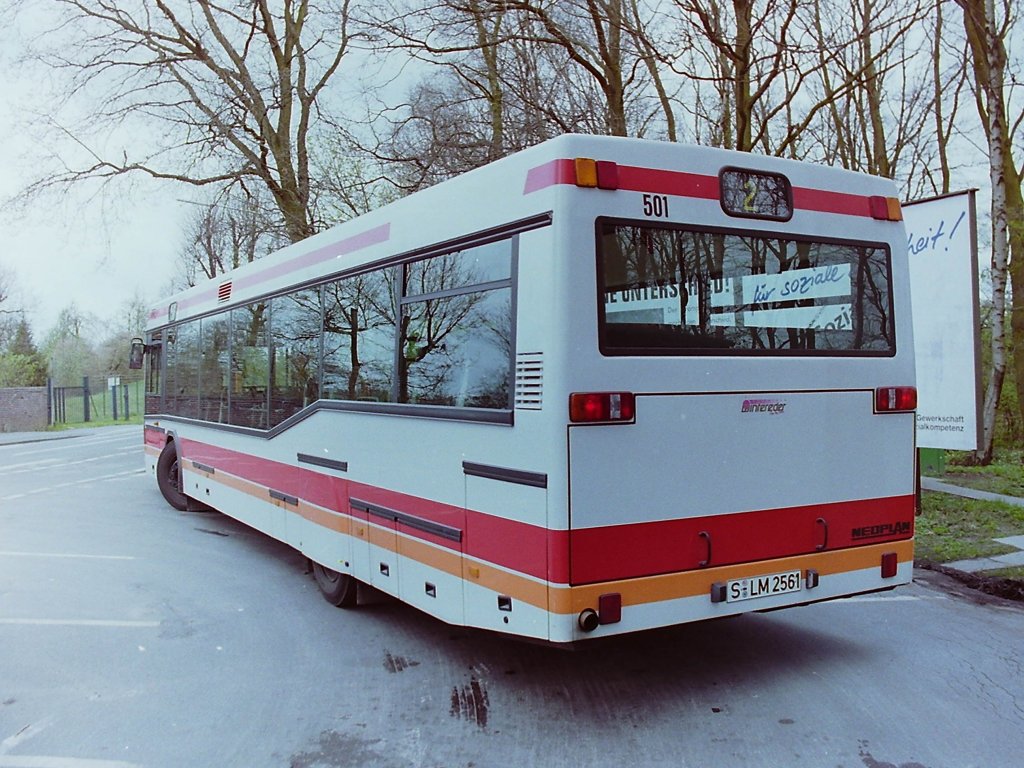 NEOPLAN Vorfhrwagen, S-LM 2561, Wagen 501. Neben der neuen Technik hatte der Bus auch ein futuristisches Aussehen, hervorgerufen durch die verkleideten Hinterrder. Die Bilder entstanden im Mai 1993 an der Endstation der Linie 2 am FLUGHAFEN. Dieser Vorfhrwagen wurde spter durch PM-Reisen im Ruhrgebiet eingesetzt :  http://www.ruhr-bus.de/pm401451.JPG