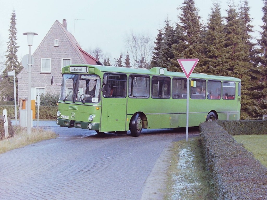 Wagen 100, HB-JC 357, Bj. 1983. Im November 1983 tauchte dieser Daimler Benz O 305 mit StLB-Front im Oldenburger Fuhrpark auf. Der Bus war in dem damals blichen Grn lackiert, die Innenausstattung entsprach dem aktuellen Standard, der Bus war mit Funk ausgerstet, die Zielschilder waren fest eingebaut und kaum ein Oldenburger Durchschnittsfahrgast wird auf das Kennzeichen geachtet haben. Der Bus, der hier am 22.11.83 von der Ammerlandstrae auf die Linsweger Strae abbiegt, war nmlich auf eine Daimler-Benz-Niederlassung in Bremen zugelassen und ...