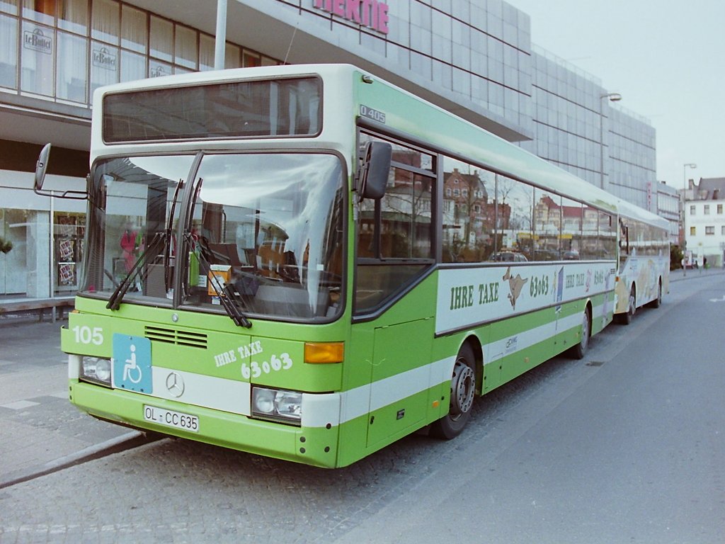Wagen 105. Ein Jahr spter, im Mrz 1993, war auch dieser Bus mit der neuen Wagennummer versehen. Ab dem Baujahr 1992 war nun auch die Zielschildanzeige vollstndig elektronisch gesteuert. Eine weitere Erneuerung war eine Zierblende auf der Hinterachse, die aber im Wesentlichen den Auftrag hatte, die Lrmentwicklung an der Antriebsachse zu senken. Bei den Gelenkbussen wurden beide hinteren Achsen mit den Zierblenden versehen. Im Rahmen eines Designwechsels bei dem Taxiunternehmen wurde auch Wagen 105 neu lackiert. Frei nach dem Motto : Wir machen keine halben Sachen, oder zwei Hlften sind ein Ganzes, bekam der Bus nun eine Vollwerbung, die es in sich hatte, denn ...