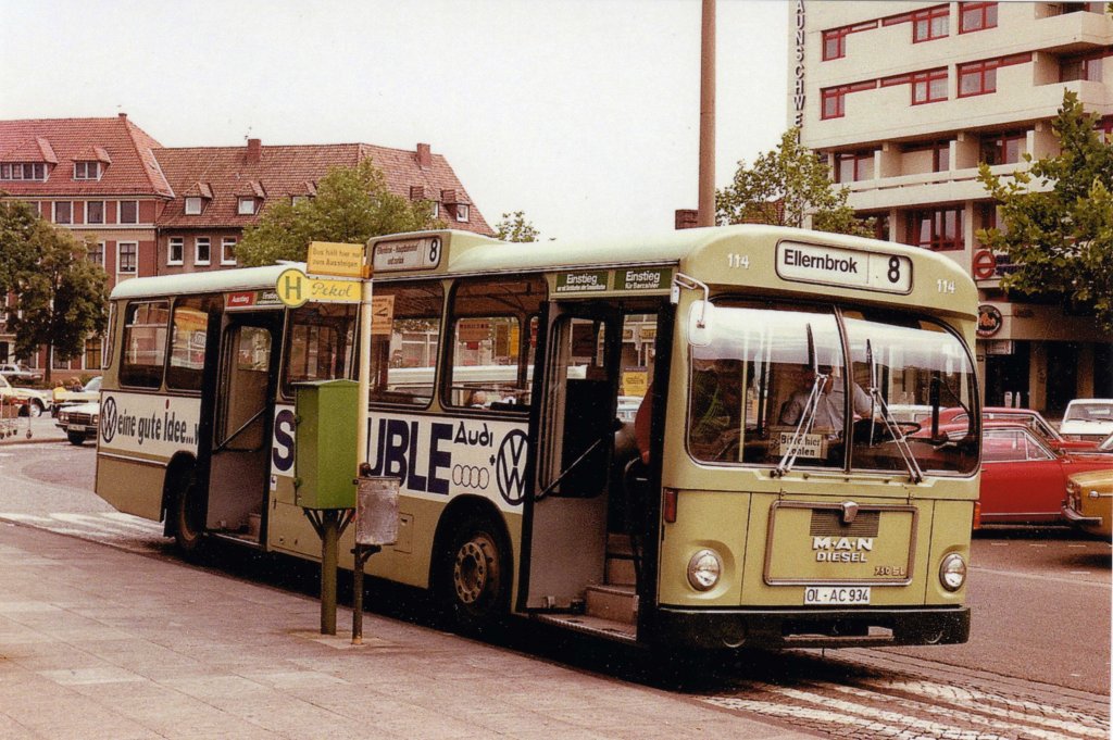 Wagen 114, OL-AC 934, EZ: 1970. Ein weiterer Bus aus der Serie der ersten SL I von MAN war Wagen 114. Hier aufgenommen am Hauptbahnhof im Juni 1978 auf der Linie 8. Interessant ist die Streckenangabe im seitlichen Transparentekasten: dort heist es lediglich  Ellernbrok - Hauptbahnhof und zurck . Der Platz fr solche Angaben war natrlich begrenzt, aber offenbar reichte den Oldenburgern diese Information. 