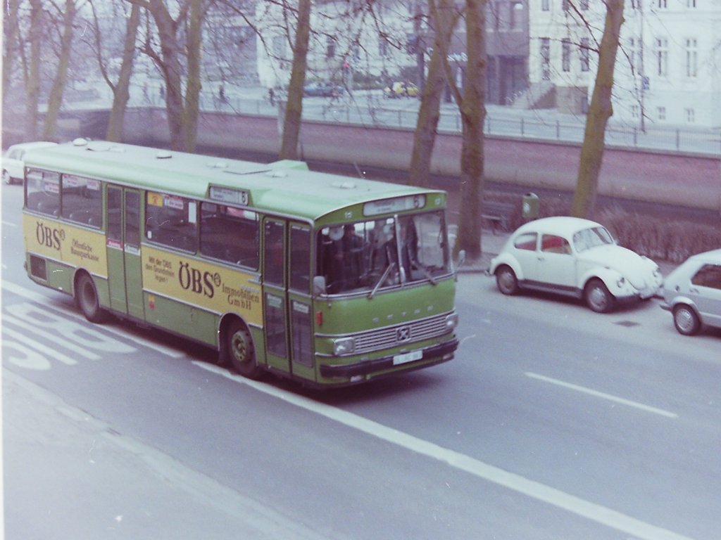 Wagen 13, OL-AC 983, EZ: 1976. Mit dieser Lackierung meldete sich die FFENTLICHE BAUSPARKASSE als Werbepartner zurck. Das Bild, die Aufnahme entstand im Mrz 83 auf der Staulinie, zeigt eine weitere Besonderheit der Setra-Busse. Die hintere Tr war nur bis zur Hlfte verglast. Das verschaffte dem Bustyp nicht nur ein noch kompakteres Aussehen, es bot auch Platz fr weitere Werbeflche, was bei anderen Fahrzeugen dieses Typ auch genutzt wurde.