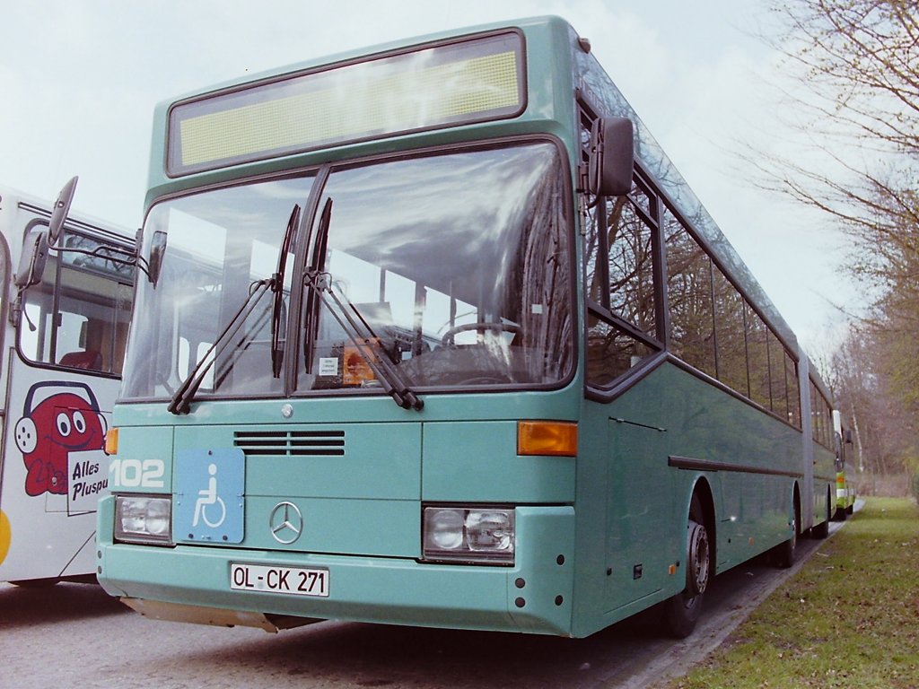 Wagen 142, OL-CK 271, EZ: 1992, FIN: WDB35720013067641. Am 01.04.1992 wurden die beiden Gelenkbusse zugelassen. Wie bereits angesprochen zunchst mit den Wagennummern 102 und 103. Wagen 102 wurde mit der gleichen Grundierung wie drei Jahre zuvor Wagen 27 geliefert und so stand von Anfang an fest, dass dieser Bus ebenfalls Werbung fr CARL WILH. MEYER in der Haarenstrae erhalten sollte. Der Bus war damit Nachfolger fr Wagen 161, einen Daimler Benz O 305 G aus dem Jahr 1980. Die beiden neuen Gelenkbusse hatten fortlaufende Fahrgestellnummern, Wagen 143 war mit der Endnummer ...67640 produziert worden. Die beiden Busse waren die ersten Gelenkbusse in Oldenburg mit Hublift. Mit der spteren nderung der Wagennummern der Busse 101 bis 103 in die Wagen 141 bis 143 separierte man die Busse wieder von den Solowagen. Warum eigentlich ? Nun ja, ... 