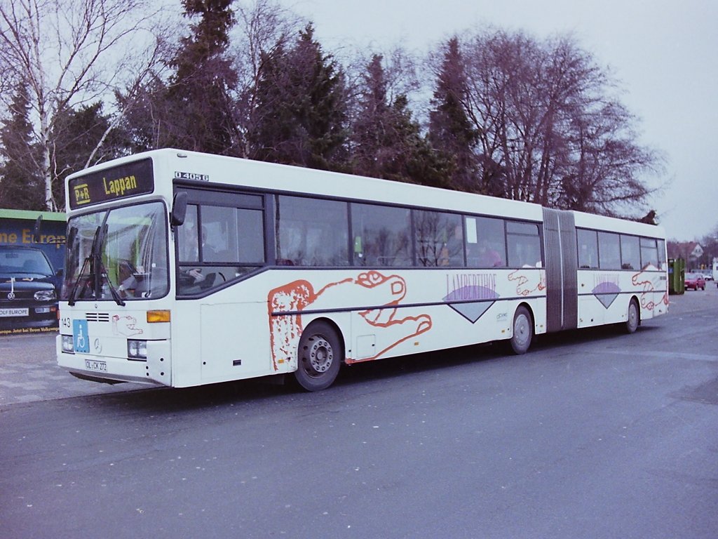 Wagen 143. Hier der Bus nun mit vollstndiger Lackierung und schon neuer Wagennummer. Das Fahrzeug war wiederum im Park & Ride-Verkehr eingesetzt und steht hier im Frhjahr 1993 am P&R-Parkplatz an der Weser-Ems-Halle. Der Bus trug jetzt Werbung fr eine neu angelegte Einkaufspassage, den Lambertihof. 