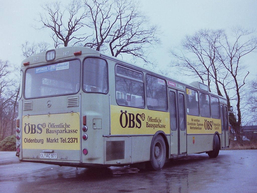 Wagen 147, OL-AC 977, EZ: 1975. Im Januar 1983 wurden Wagen 133 und Wagen 147 umlackiert, und waren jetzt die beiden einzigen hellgrnen Busse mit BS-Werbung, Wagen 147 zudem der einzige Mercedes. Die Aufnahme entstand bereits am 14.01.83 in Wehnen. 