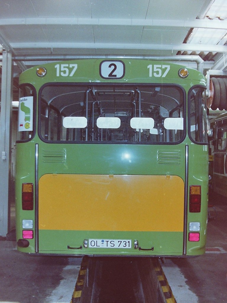 Wagen 157, OL-TS 731, EZ: 1983. Auch der zweite Gelenkbus stand am 23.09.83 in einer der Werkstattboxen im Depot der OVB Pekol. Die bereits aufgetragene Grundierung der Werbeflche passte aber zu keiner im Fuhrpark vorhandenen Werbung und schon gar nicht zum zweiten ausscheidenden Gelenkbus Wagen 164.
