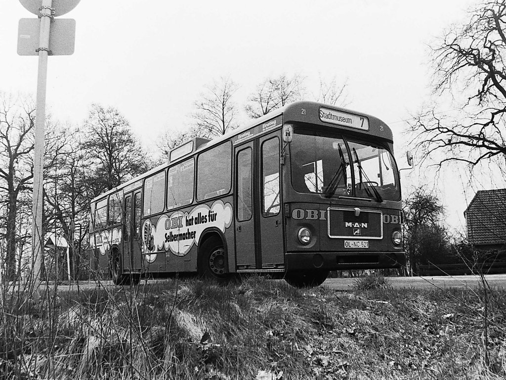Wagen 21, OL-NC 521, EZ: 1977. Diese s/w-Aufnahme von Wagen 21 ermglicht noch einmal einen Blick auf die Front, die von Anfang an mit dem OBI-Schriftzug ausgestattet war. Der Bus steht am 16.04.82 in der Wendeschleife der Endstation der Linie 7 in DRIELAKE.