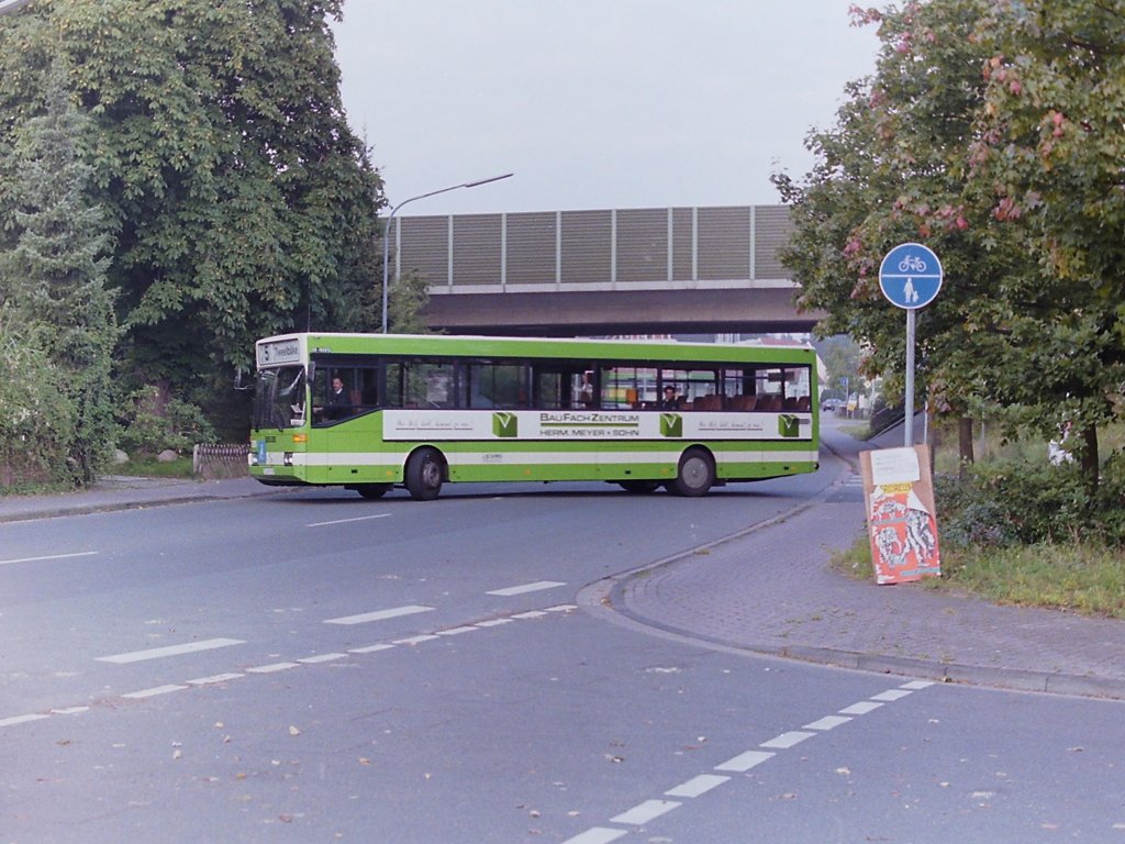 Wagen 26. Der Bus bernahm die Werbung von Wagen 35, einem MAN SL 200 aus dem Baujahr 1979. Er verlt auf diesem Foto gerade die Endstation der Linie 5 am Friedhofsweg/Nedderend. Die Aufnahme stammt aus dem September 1990. Wenige Monate spter wurde der Bus umlackiert.