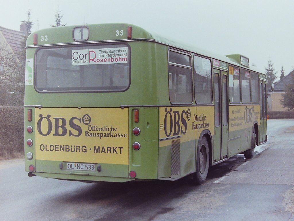 Wagen 33, OL-NC 533, EZ: 1978. Das Bild zeigt den Bus mit der ersten Werbung, aufgenommen im Jahr 1984 an der Endstation der Linie 1 AM STADTRAND.