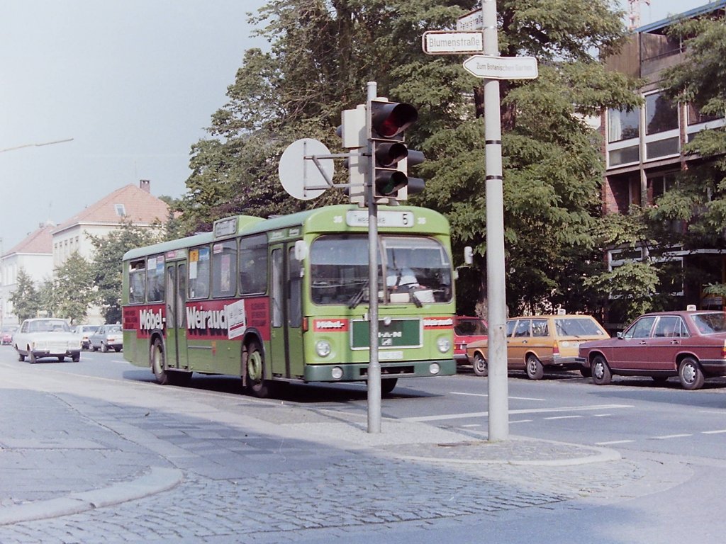 Wagen 35, OL-NC 535, EZ: 1979. Wagen 35 war der erste MAN SL 200, der von Anfang an mit MBEL-WEIRAUCH-Werbung eingesetzt war. Ab diesem Bus erhielten die  Weirauch-Busse  auch Frontwerbung. In diesem Fall noch einzeilig. Spter stand der Schriftzug  MBEL-WEIRAUCH  links und rechts neben dem Khlergrill. Die Aufnahme zeigt den Bus am 29.09.84, whrend des Kramermarktumzuges in der Peterstrae.