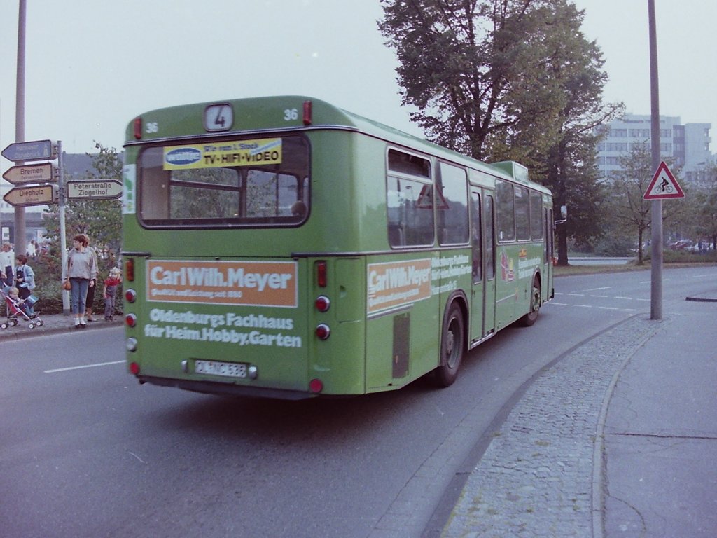 Wagen 36, ... zum Vergleich der Bus aus derselben Perspektive mit der ursprnglichen Lackierung aus dem Jahr 1979, aufgenommen whrend des Kramermarktumzuges, am 02.10.82 auf dem Pferdemarkt.