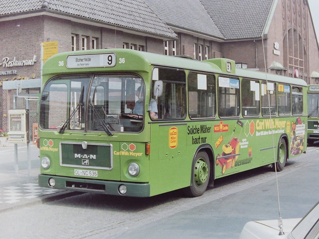 Wagen 36, OL-NC 536, EZ: 1979. Die Aufnahme zeigt den Bus im Juli 1984 am Hauptbahnhof mit der zweiten Version der Werbung fr das Traditionskaufhaus CARL WILH. MEYER in der Haarenstrae. 