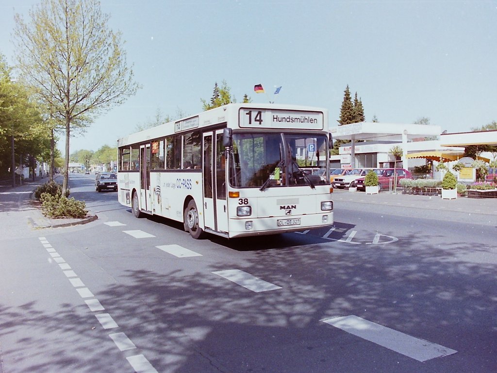 Wagen 38. Auch dieser Bus war im Fuhrpark der VWG in eigener Sache eingesetzt und warb ebenfalls fr den CC-Pass. Der Bus, hier im Sommer 1992 auf der Nadorster Strae, erhielt spter Werbung fr SUNPOINT.