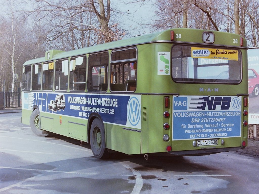 Wagen 38, OL-NC 538, EZ: 1979. Anfang 1985 entstand diese Aufnahme an der Endstation FLUGHAFEN der Linie 2. Der Bus hatte wenige Wochen zuvor diese neue Werbung erhalten, zusammen mit Wagen 66, der erst im Vorjahr zugelassen wurde.