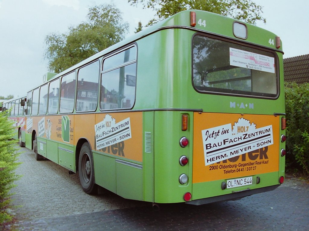 Wagen 44. Nach der Zusammenlegung der Firma mit dem Bausstoffhandel HERM. MEYER & SOHN wurde die Werbung auf Wagen 44 entsprechend angepasst. Auf den letzten Drcker, bevor der Bus ausschied, entstand dieses Bild 1992 in der Auffahrt zum Betriebsgelnde Alexanderstrae.