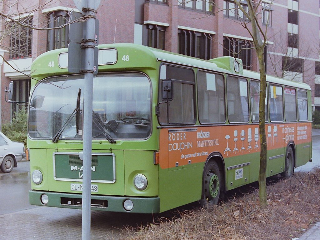 Wagen 48. Auch der Abstellplatz fr die Reservebusse im Bundesbahnweg bot sich fr kleine Abstecher vom Stadtmuseum oder Hauptbahnhof an. Hier steht der Bus im November 1987 mit seiner dritten Werbung fr den Broausstatter MARINESSE & GRICKE.
