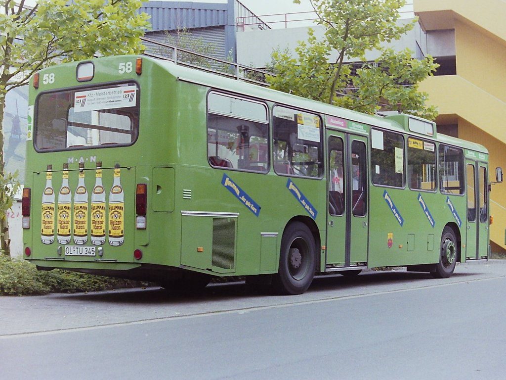 Wagen 58. ... war der Versuch mit kleinen Aufklebern einen Werbeeffekt zu erreichen eher ein Akt der Verzweiflung. Die Aufnahme zeigt den Bus im August 1987 im Bundesbahnweg, ...
