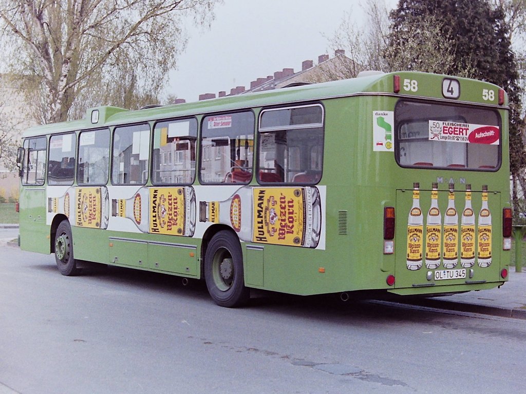 Wagen 58. Bereits ein halbes Jahr spter, der Bus steht hier, aufgenommen im April 1984 in der Rennplatzstrae, ist es mit dem Glanz vorbei und die Routine des Linienbetriebs hat die Fahrzeuge erreicht. In der Regel wurden die Busse bei den OVB Pekol 10, einige 11, in Ausnahmefllen manchmal auch 12 Jahre eingesetzt. Wagen 58 lste, was die Werbung betraf, den Wagen 126 (Bild-Nr.: 142334) aus dem Baujahr 1973 ab. Der Bus gehrte zur sogenannten Dortmunder Serie und trug die HULLMANN-Werbung ber seine gesamte Dienstzeit. Bei Wagen 58 hielt die Werbung nicht so lange, denn hnlich wie bei der BAUHAUS-Reklame der Wagen 41,42,43 und 162, war der Bus nicht lackiert, sondern beklebt.