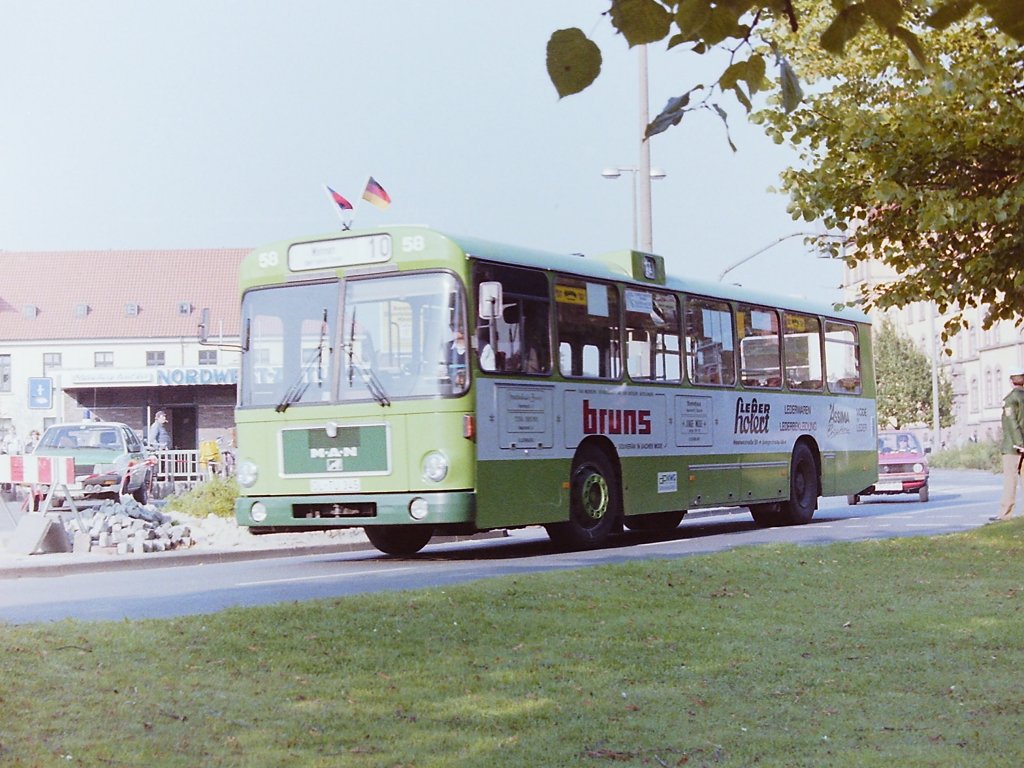 Wagen 58. Bereits im September 1987 hatte der Bus eine neue Werbung und diesmal mit richtiger Farbe aufgetragen. Die Werbung fr BRUNS/HOLERT trug der Bus, hier aufgenommen whrend des Kramermarktumzuges am 26.09.87, dann bis zu seinem Ausscheiden. Erwhnenswert vielleicht noch der Hinweis auf das Firmenschild der VWG. Auf dem vorherigen Bild, das nur einen Monat vorher entstand, trug der Bus noch das alte Pekol-Wappen, auf das lediglich der Schriftzug  Verkehr und Wasser GmbH  aufgeklebt wurde, auf diesem Bild trgt der Bus bereits den viereckigen weien Aufkleber der VWG.