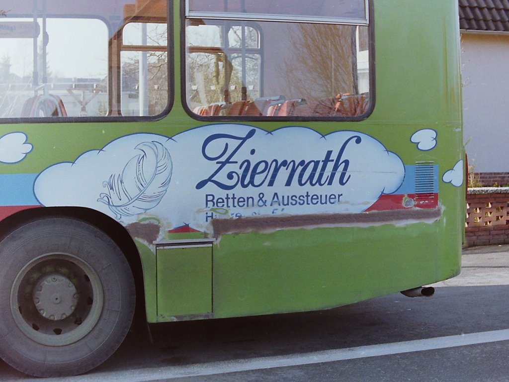 Wagen 59. Im Oktober 1987 wurde der Bus offensichtlich am Heck etwas beschdigt und war eine Zeitlang mit dieser ramponierten Werbung unterwegs.