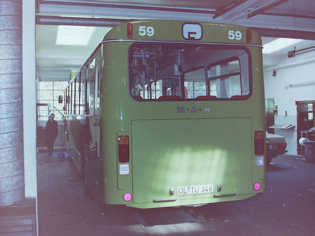 Wagen 59, OL-TU 346, EZ: 1983. Auch Wagen 59 gab mir hinsichtlich der geplanten Werbung zunchst Rtsel auf. Hier steht der Bus am 23.09.83 in einer der Seitenboxen in den Betriebshallen der OVB Pekol und wird ausgerstet.
