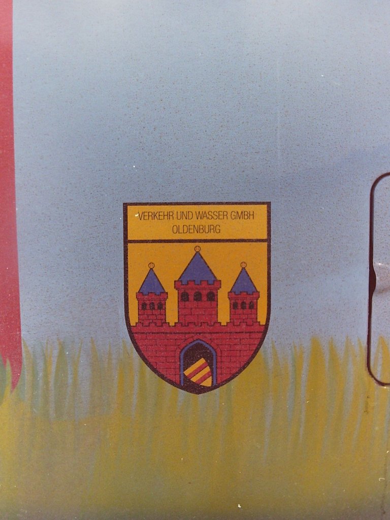 Wagen 62. Das noch von der VWG verwendete, und lediglich abgenderte, alte Wappen der Oldenburger Vorortbahnen Pekol ergnzte als gelbroter Farbklecks die Lackierung. Hier ist schn die Ausgestaltung der Grashalme zu erkennen.