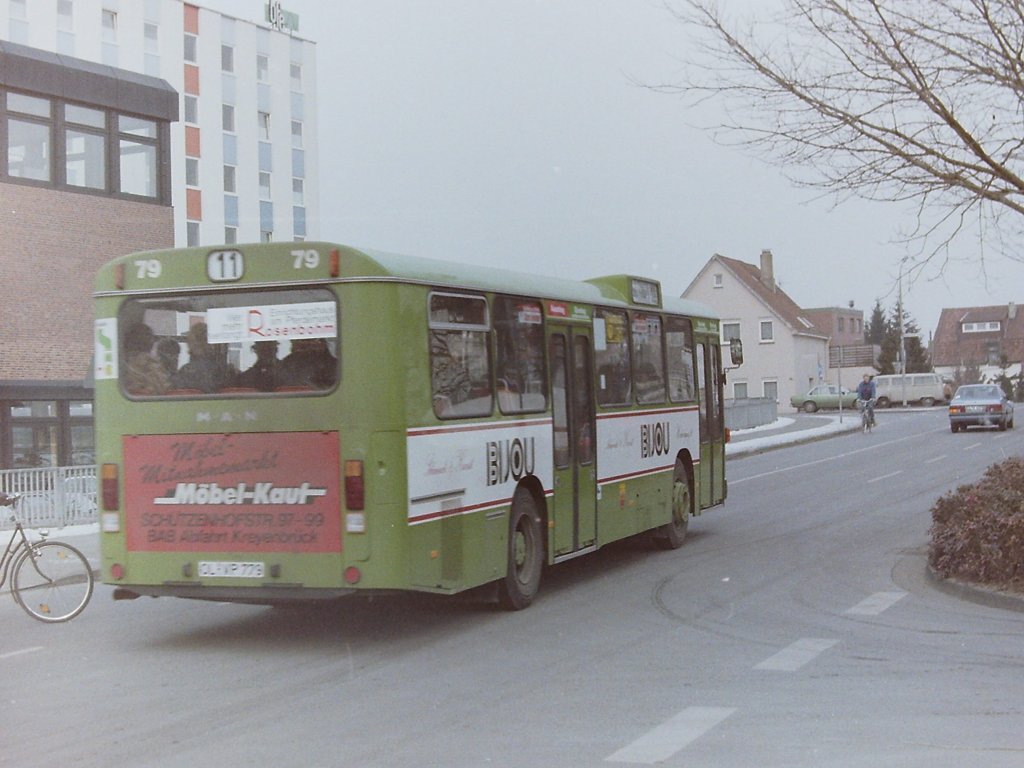 Wagen 79. ... die Trseite fr das Schmuck & Kunstgeschft BIJOU warb. Das Foto zeigt den Bus in der Strae Unterm Berg.