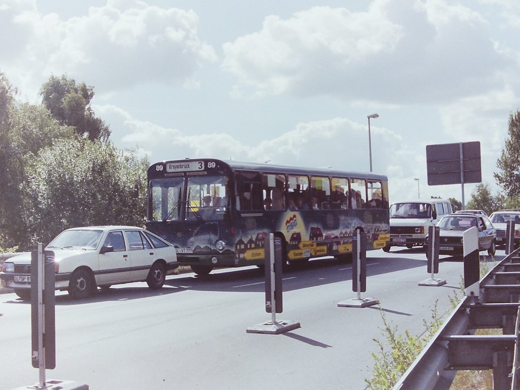 Wagen 89. Hier der Bus nochmal im Jahr 1989 auf der Abfahrt der Anschlustelle Kreyenbrck der A28. Die Busse der Linie 3 fuhren damals zeitweise ber das Teilstck zwischen Marschweg und Kreyenbrck.
Der Bus war zwar nicht der letzte MAN SL 200, der fr die OVB-Pekol, bzw. die VWG Oldenburg zugelassen wurde, denn das war ja laut Kennzeichen der Wagen 80, aber wir orientieren uns mal an der Wagennummer. Mit dem Ausscheiden des letzten Setra S 130 S, Baujahr 1976, war ein besonderer Status erreicht, der meines Wissens danach nie wieder erlangt wurde. Der Fuhrpark der Oldenburger Stadtbusse bestand nur noch aus drei Typen : Insgesamt noch 70 Solowagen vom Typ SL 200, die unterschiedlichen Fronten wollen wir mal ausser Acht lassen, sechs Gelenkzgen des Typ Daimler Benz O 305 G und einen Exoten, Wagen 163, der als einziger MAN vom Typ SG 220 im Fuhrpark zum Einsatz kam. Und alle diese Busse hatten, von Fahrzeugen mit Vollwerbung abgesehen, die gleiche Farbe. Ein Umstand der durchaus Beachtung finden sollte, denn die letzten Daimler im alten Grn waren gerade erst ausgeschieden und ich darf es vorwegnehmen, die Busse ab Baujahr 1987 sollten wieder eine neue Farbe bekommen. Die Wagen 80 bis 89 gehrten zu den letzten SL 200 die gebaut wurden, denn 1986 beendete MAN den Bau dieses Linienbusses. Der SL 200 basierte noch auf dem ersten Lastenheft des VV. Mit ber 5500 Exemplaren (laut Wikipedia) war der Bus einer der erfolgreichsten Modelle, die je hergestellt wurden. Auch ich bin gerne mit diesen Bussen gefahren, wenn auch nur als Fahrgast. Ich habe diesen Bus beim Stbern im Internet wiederentdeckt. Denn die Front ist so auffllig lackiert, dass mir der Bus sofort auffiel. Der folgende LINK zeigt das Fahrzeug einmal im Mai 2008, noch fast mit der Originallackierung, lediglich die Stadtteilschilder sind abgeklebt, und im April 2009 mit berlackierter Werbeflche, auf den Straen der Region Voronezh. Der Status  withdrawn  sagt aus, dass der Bus auch dort mittlerweile ausgemustert ist : http://fotobus.msk.ru/vehicle/38045/#n43169
