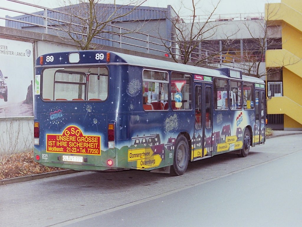 Wagen 89. Zwei Jahre spter, im Dezember 1988, sah der Bus nmlich so aus. Auf einer mitternachtsblauen Grundierung waren Sterne, Feuerwerke und Huser zu sehen. Auf dem Heck war formatfllend Name und Anschrift der GSG aufgebracht, in einem Design, dass normalerweise nur von der Stadt Oldenburg verwendet wurde.