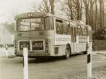 DB O 305/142606/wagen-137-ol-ac-887-ez-1974 Wagen 137, OL-AC 887, EZ: 1974. Das Bild zeigt den Bus im Mrz 1982 mit seiner ersten Werbung fr das KOCK-MODEZENTRUM in der Wendeschleife der Endstelle ELLERNBROK im Johann-Justus-Weg. Im selben Jahr wurde der Bus umlackiert und trug bis zum Ausscheiden Werbung fr die Firma BSE-LKW SERVICE. Neben einer hheren Motorleistung und einer Geruschkapselung, vielleicht ausschlaggebend fr die Entscheidung wieder Busse aus dem Hause Daimler Benz zu kaufen, besaen die Busse Antriebsachsen mit Auenplanetengetriebe. Dies fhrte ab einer gewissen Geschwindigkeit zu einem aufflligen sirenenartigen Gerusch, welches das Herannahen eines O 305 zweifellos ankndigte.