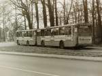 Wagen 146, OL-AC 976, EZ: 1975, FIN: 30700013002932. Um 1978 erhielt der Fuhrpark neben Wagen 139, einen weiteren Bus mit Werbung fr das FAMILA-Center in Wechloy, nachdem er vorher mit einer mir nicht bekannten Werbung ausgestattet war. Auf diesem seltenen Bild stehen beide Fahrzeuge, Wagen 146 und davor Wagen 139, an der Endstation der Linie 14 in HUNDSMHLEN. Die Aufnahme stammt vom 25.03.82. Auch auf diesem Foto ist gut zu erkennen, dass der vordere Bus bereits mit runden Blinkern am oberen Heck ausgestattet ist, whrend der ein Jahr jngere Wagen 146 noch die original eingebauten eckigen Blinker trgt.
