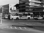 Wagen 135, OL-AC 885, EZ: 1974. Die Aufnahme zeigt den Bus mit seiner ersten Lackierung, Porzellanhaus D. FLRCKEN, auf der Kreuzung am Stadtmuseum. Damals durfte man, heute darf man es wieder, an dieser Stelle nach links in Richtung Hauptbahnhof abbiegen. Das Bild stammt aus dem Februar 1982.