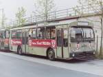 Wagen 144, OL-AC 974, EZ: 1975. Nachdem der Gelenkbus 160 nach seiner Zulassung im Jahr 1981 eine neue Version der CARL MLLER-Werbung erhielt, wurde Wagen 144 spter angepasst. Das Bild zeigt den Bus im Juli 1984 im Bundesbahnweg. 