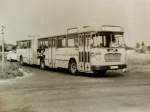 MAN 890 UG-M 16 A/159997/man-890-ug-m-16a-bei-dem MAN 890 UG-M 16A. Bei dem hier abgebildete Foto handelt es sich um ein s/w-Repro einer Farbaufnahme, die mir von Hans-Joachim Luckau zur Verfgung gestellt wurde. Der 890 UG-M 16A war ein Gelenkbus, der von der Karosserieform an den 'Metrobus' erinnerte. Die Bezeichnung 'Metrobus' wurde jedoch nur fr den Solowagen mit Heckmotor verwendet. Der 890 UG-M 16A war, wie die Typenbezeichnung schon aussagt, ein Gelenkbus mit Unterflurmotor (UG) und einem Nachlufer der Firma Gppel. Die Oldenburger Vorortbahnen Pekol besaen nur dieses eine Exemplar, Wagen 170, aus dem Jahr 1967. Der Bus war bei Fahrern und Fahrgsten nicht so beliebt. Werner Striepling, der 1978 einen bebilderten Artikel ber den Fuhrpark der OVB Pekol fr das Omnibusmagazin aus dem Zeunert-Verlag erstellte, schrieb mir ber diesen Bus : - 'Ein grauenhaftes Fahrzeug; der bestgehasste Pekol-Bus sowohl bei Personal wie Fahrgsten. Wenn ich mal mit der Linie 2 fahren musste und ich schon die Auto-Bald Werbung sah, habe ich meist den nchsten Wagen genommen.' - Heute existiert nur noch ein Fahrzeug dieses Typ, in einer etwas anderen Version. Wer ihn persnlich in Augenschein nehmen mchte muss das Museum der Mnchener Verkehrsgesellschaft besuchen. http://de.wikipedia.org/wiki/MAN_890_UG . 