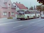 MAN SG 192/142201/wagen-164-ol-ac-884-ez-1973 Wagen 164, OL-AC 884, EZ: 1973, FIN 18706090577. Das Bild entstand im Juli 1983. Der Bus befhrt die Cloppenburger Strae in sdlicher Richtung mit Fahrziel KRUSENBUSCH. Die Gelenkbusse waren praktisch auf der Linie 2 zu Hause. Eine weitere Besonderheit war, dass die Nummerierung der Wagen absteigend verlief. Auf diesem Bild sind deutlich die groen Wartungsklappen zwischen den beiden vorderen Achsen zu sehen. Darunter erkennt man die Auspuffanlage des Busses. 