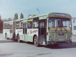 MAN SG 192/159991/man-sg-192--890-sg MAN SG 192 / 890 SG. 1970 stellte MAN den 890 SG, eine Weiterentwicklung des 890 UG-M 16A vor. Unter dieser Typenbezeichnung lief in Oldenburg allerdings nur ein Bus, nmlich Wagen 169. Dieser war als Ersatz fr einen verunfallten Gelenkbus angeschafft worden. 1972 nderte MAN die Typenbezeichnung in SG 192. Mit 16,40 m Lnge bot der Bus maximal 162 Fahrgsten Platz. In dem Produktionszeitraum von 1970 bis 1980 wurden ber 1300 Einheiten hergestellt. Da es zu dieser Zeit keine wirkliche Konkurenz gab war der Bus damit der erfolgreichste Gelenkbus seiner Zeit. Der von der Firma Gppel in Augsburg gebaute Nachlufer wurde auf den Vorderwagen aufgesattelt. Die darber angebrachte Drehscheibe verband den vorderen Teil mit dem Nachlufer. Dieses Prinzip ermglichte es die letzte Achse mitlenken zu lassen und machte den SG 192/890 SG zu einem wendigen Stadtlinienbus. Auch er hatte allerdings den Motor in Fahrtrichtung vor der zweiten Achse eingebaut. Neben dem bauartbedingt hheren Boden musste daher auch die zweite Tr weiter nach vorne versetzt werden. Eine Besonderheit ist an dem hier abgebildeten Wagen 164 noch zu sehen. Whrend der Wagen 169, der noch als 890 SG geliefert wurde, seine Typenbezeichnung noch im Khlergrill trug, stand bei den Wagen 168 bis 165 dort unter dem Hersteller MAN nur der Hinweis 'Diesel'. Wagen 164 wurde erst nach der bernahme der Firma Bssing durch MAN produziert. In seinem Khlergrill findet man daher schon den 'Bssing-Lwen'. Fr echte Nostalkiger empfehle ich einen Klick auf den folgenden LINK. Dann besteht die Mglichkeit sich virtuell im ehemaligen Wagen 225 der BSAG zu bewegen. Ein echtes Erlebnis, das einem die Platzverhltnisse in diesem Typ Gelenkbus vor Augen fhrt : http://www.360cities.net/image/bremen-bsag-man192sg-bus-225-inside-baujahr-1972-depot-april-2009#111.18,9.05,15.0 .