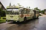 MAN SG 192/184211/wagen-166-ol-ac-948-ez-1972 Wagen 166, OL-AC 948, EZ: 1972. Wie bereits angesprochen erhielten die Oldenburger Vorortbahnen 1972 vier Gelenkbusse. Die Fahrzeuge waren Ersatz fr die altersschwachen Henschel HS 160 USL-G aus dem Jahr 1961. Die vier Busse erhielten die Betriebsnummern 168 bis 165. Der fnfte ursprnglich beschaffte Gelenkbus von Henschel war, nach einem unfallbedingten Totalschaden im Jahr 1970, bereits 1971 durch einen MAN 890 SG ersetzt worden, der die Betriebsnummer 169 erhalten hatte. Bislang hatte ich nur Bilder von Wagen 165 prsentieren knnen, da dieser wesentlich spter abgestellt worden war. Nun steht mir diese Aufnahme von Wagen 166 zur Verfgung und ich bin froh damit eine weitere Besonderheit zeigen zu knnen auf die mich Werner Striepling aufmerksam gemacht hat: Die Kennzeichen der OVB-Busse bewegten sich seit Jahren alle im Bereich OL-AC 850 bis OL-AC 990. Irgendwo fand sich immer eine Lcke in die man neue Busse einfgen konnte. Die Verantwortlichen bei Pekol legten dabei Wert darauf, dass die letzte Ziffer des Kennzeichens mit der letzten Ziffer der Wagennummer berein stimmte. Bei den vier im Jahr 1972 zugelassenen Gelenkbussen war einiges durcheinander gekommen. Wagen 168 erhielt das AKZ OL-AC 947, das eigentlich an Wagen 167 gehrte. Dieser bekam OL-AC 946 zugeordnet, das wiederum an Wagen 166 sollte und der trug wie auf dem Foto zu sehen ist das Kennzeichen von Wagen 168, OL-AC 948. Lediglich Wagen 165 war mit dem 'richtigen' Kennzeichen - OL-AC 945 - zugelassen worden. Auch der damalige Betriebsleiter Herr Otto Fischer konnte diesen Versto gegen ein 'ungeschriebenes Gesetz' nicht erklren. Da die Busse bereits vor der berfhrung nach Oldenburg zugelassen wurden ist meine Theorie, dass MAN einfach die Busse in der falschen Reihenfolge zur Fahrgestellnummer nummeriert hat, und Wagen 165 nur zufllig die richtige Nummer trug. Um das zu besttigen bruchte man allerdings die FIN der Busse. Kann da jemand helfen ? Zurck zu der von Werner Striepling gemachten Aufnahme von Wagen 166. Sie zeigt den Bus im Juli 1980 an der Endstation der Linie 2 LEUCHTENBURGER STRASSE. Die Werbung fr CARL MLLER trug dieser Gelenkbus unverndert in seiner gesamten Dienstzeit. 