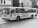 MAN SL 192/142333/wagen-125-ol-ac-865-ez-1973 Wagen 125, OL-AC 865, EZ: 1973. Im Jahr 1972 hat MAN die Typenbezeichnung fr ihre Variante des Standardlinienbus Typ I umgestellt. Aus dem 750 HO-SL wurde der SL 192. Nachdem 1972 nur Gelenkbusse gekauft wurden ergnzte Pekol nun den Fuhrpark um zehn Solowagen dieses Typs. Augenscheinlichste Vernderung zu den Bussen der Baujahre 1970 und 1971 waren die fehlende Typenbezeichnung im Khlergrill, die fehlenden Eckfenster im Fahrzeugheck und nun vorhandene Nebelscheinwerfer in der vorderen Stostange. Die Aufnahme zeigt Wagen 125 am 04.10.81 am Stadtmuseum West.