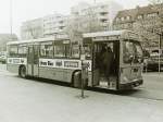 MAN SL 192 / 750 HO-SL. Ende der 60er Jahre entwickelte MAN den ersten Standardlininenbus nach den Vorgaben des Verbandes der ffentlichen Verkehrsunternehmen (VV). Wenn auch mit einer vllig neuen Karosserie versehen, war der Bus vor Allem eine Weiterentwicklung des Metrobus. Das wurde inbesondere durch die Typenbezeichnung deutlich, die sich an die des 750 HO-M 11 anlehnte. Von 1969 bis 1972 wurde der Bus unter der Bezeichnung 750 HO-SL produziert. 1972 nderte MAN die Typenbezeichnung in SL 192, die dann noch bis 1975 gebaut wurde, bevor er vom SL 200 abgelst wurde. Der hier abgebildete Wagen 120 gehrte also noch zu den 750 HO-SL. Insgesamt 16 Busse mit dieser Bezeichnung wurden 1970 und 1971 angeschafft. Mit einer Motorleistung von 192 PS und einer Fahrzeuglnge von 11,0 m war der Bus fr maximal 113 Fahrgste ausgelegt. Die 1973 angeschafften 10 Busse des Typs SL 192 hatten uerlich kaum Unterschiede. Sie waren jedoch ohne die runden Heckfenster gebaut worden und gingen bei Pekol als  Dortmunder Serie  in die Geschichte ein. Ursprnglich sollten sie nmlich dort eingesetzt werden. Die Form des 750 HO-SL hat das Stadtbild von Oldenburg bis weit in die 90er Jahre geprgt. Der Bus kann, seine Nachfolger eingeschlossen, als der erfolgreichste Bustyp in Deutschland bezeichnet werden.