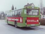 MAN SL 200/147108/wagen-54-knapp-zwei-jahre-spaeter Wagen 54. Knapp zwei Jahre spter trug der Bus schon wieder neue Werbung. Diesmal fr die Apotheken in Oldenburg. Die Aufnahme entstand Ende 1984 an der Endstation der Linie 1 AM STADTRAND.