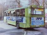 MAN SL 200/149386/wagen-38-ol-nc-538-ez-1979 Wagen 38, OL-NC 538, EZ: 1979. Anfang 1985 entstand diese Aufnahme an der Endstation FLUGHAFEN der Linie 2. Der Bus hatte wenige Wochen zuvor diese neue Werbung erhalten, zusammen mit Wagen 66, der erst im Vorjahr zugelassen wurde.