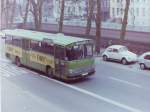 Setra S 130 S/143102/wagen-13-ol-ac-983-ez-1976 Wagen 13, OL-AC 983, EZ: 1976. Mit dieser Lackierung meldete sich die FFENTLICHE BAUSPARKASSE als Werbepartner zurck. Das Bild, die Aufnahme entstand im Mrz 83 auf der Staulinie, zeigt eine weitere Besonderheit der Setra-Busse. Die hintere Tr war nur bis zur Hlfte verglast. Das verschaffte dem Bustyp nicht nur ein noch kompakteres Aussehen, es bot auch Platz fr weitere Werbeflche, was bei anderen Fahrzeugen dieses Typ auch genutzt wurde.