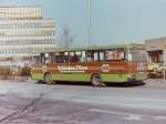 Wagen 17, OL-AC 967, EZ: 1976. Zum Zeitpunkt der Aufnahme 1984 trug der Bus seine dritte Werbung. Vorher war er der einzige Setra, mit WEIRAUCH-Werbung. Gestartet war der Bus mit eine gelben Reklame fr Weine aus dem Hause SONNENGARTEN. Das Bild zeigt den Bus an der Endstation der Linie 5 am Ziegelhof. Die Setra waren zum Ende ihrer Dienstzeit fast nur noch auf den kilometerschwachen Linien 5, 6, 7 oder 12 eingesetzt.