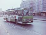 Wagen 18, OL-AC 968, EZ: 1976. Auf diesem Bild ist gut zu sehen, wie auch die Tren des Busses in die Werbeflche mit einbezogen wurden. Der Bus verlt am 01.10.83 die Haltestelle Stadtmuseum Ost in Richtung Ohmstede.