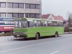 Setra S 130 S/143154/wagen-18-auch-wenn-es-sich Wagen 18. Auch wenn es sich hier um einen Setra handelt, was die Seltenheit noch erhht, waren die Busse der Oldenbuger Vorortbahnen eigentlich immer mit Werbung im Einsatz. Als 'grnne Minna' wie auf diesem Bild aus dem Mrz 1984, waren die Busse eigentlich nie zu sehen. Gab eine Firma einen Bus auf, oder andere Grnde zwangen dazu, den Bus mit anderer oder neuer Werbung zu versehen, verschwand der Bus im Depot und tauchte mit neuem Outfit wieder auf. In diesem Fall erhielt der Bus wieder eine Lackierung fr die Werbegemeinschaft Haarenstrae, allerdings ohne eine besondere Grundierung. So wie auf diesem Foto war der Bus mehrere Wochen im Stadtgebiet unterwegs. Von nun allerdings ohne den Schriftzug 'SETRA' an der Front und ohne die Typenbezeichnung 'S 130 S' an der Seite. Sie waren der berarbeitung der Karosserie zum Opfer gefallen. Alle Busse vom Typ Setra 130 S schieden nach 10 Dienstjahren 1986 aus.