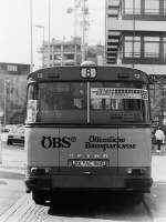 Setra S 130 S/153327/die-oebs-busse-aehnlich-wie-bei-den Die BS-Busse. hnlich wie bei den Bussen mit MBEL WEIRAUCH-Werbung, lag der Anteil im Fuhrpark bei fnf bis sechs Fahrzeugen. Und alle diese Busse wurden im Herbst 1987 innerhalb weniger Tage umlackiert, nachdem aus der ffentlichen Bausparkasse (BS) die Landesbausparkasse (LBS) geworden war. Anders als die LBS-Werbung war die Lackierung mit BS auf den meisten Fahrzeugen nicht identisch. Ich zeige sie hier aus diesem Anla nochmal in der Reihenfolge wie sie im Fuhrpark erschienen. Wagen 13 war der erste Bus der 1976 die neue Form der BS-Werbung erhielt. Er muss natrlich als Ausnahme betrachtet werden, denn als einziger Setra in dieser Gruppe hinkt der Vergleich mit den anderen Bussen (alles Typ SL I) ein wenig. Die Aufnahme zeigt das Heck von Wagen 13 im April 1982 am Hauptbahnhof. Und jetzt mal ehrlich : Wieviele Unterschiede sind ihnen bislang aufgefallen ? Zhlen Sie mal mit ...
