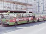 SETRA S 130 S. Es bruchte zwar keinen direkten Vergleich, um die Unterschiede zwischen dem SL 200, einem Bus der auf Basis des VV-Lastenheftes fr einen Standardlinienbus entwickelt wurde, und dem S 130 S zu verdeutlichen, aber es hilft schon ein wenig. Von 1968 bis 1976 gebaut basierte der S 130 S auf dem Fahrgestell der 100er Reisebusserie von Setra. Bei der Entscheidung einen eigenen Linienbus nicht vllig neu zu entwerfen stand von Anfang an fest, dass der Bus nicht alle Vorgaben des VV-Lastenheftes erfllen konnte. So wurden nur einige Forderungen daraus bercksichtigt. Der 11.08 m lange Bus hatte z.B. die berchtigte  TV-Banane  als Armaturenbrett, der Elektrikschrank sa auf der linken Seite auf Hhe des Fahrersitzes (bei der Reisebusvariante befindet sich dort die Fahrertr), aber die Abstammung vom Reisebus konnte der S 130 S nicht vertuschen. Der hohe Aufbau, die groen Fenster und insbesondere die nach auen schwingenden Tren waren eindeutige Beweise. Eine ausfhrliche Beschreibung zum Fahrzeug, die auch die Vorteile dieses Bustyps beleuchtet findet man in einer Ausgabe der  Omnibusrevue  :
http://www.omnibusrevue.de/test-setra-s-130-s-der-linien-sieger-von-monte-carlo-829668.html . Die 1976 angeschafften acht Setra gehrten zu den letzten produzierten Fahrzeuges des S 130 S. Es gab Liebhaber unter den Fahrern und solche, die lieber Daimler oder MAN fuhren. In jedem Fall polarisierte der Bus. Die Wagen wurden aber schon nach kurzer Zeit regelmig nur noch auf den Linien 5, 6, 7, 8 und 12 eingesetzt. Auf den brigen Linien waren sie eher die Seltenheit. Die ersten Bilder finden sie unter dem folgenden LINK auf diesen Seiten : http://pekol-busse.startbilder.de/name/einzelbild/number/143100/kategorie/Neueste.html .