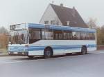 VWG Oldenburg/152503/man-vorfuehrwagen-sl-202-sz-jl-61 MAN Vorfhrwagen SL 202, SZ-JL 61, Wagen 100, FIN: WMA8950299B009112. Da war er nun. Der erste Standardlinienbus Typ II, oder wie er auch wegen seiner eckigen Form scherzhaft genannt wurde : der erste Schuhkarton. Mehrere Wochen war der MAN SL 202 in Oldenburg im Einsatz. Mit 11,52m war der Bus unwesentlich lnger als sein Vorgnger, das Sitzplatzangebot war hnlich, die Motorleistung variierte zwischen 200 und 240 PS. uerlich war der Bus natrlich wie schon angedeutet deutlich anders entwickelt. Da wo sonst alles rund war, herrschten nun eher kantige Formen. Das galt fr die Scheinwerfer, ebenso wie fr das Dach. Die Linienkennung und Zielschilder waren zur Freude der Fahrgste grer und damit deutlicher lesbar und wurden zur Freude der Fahrer jetzt nicht mehr per Hand gedreht.